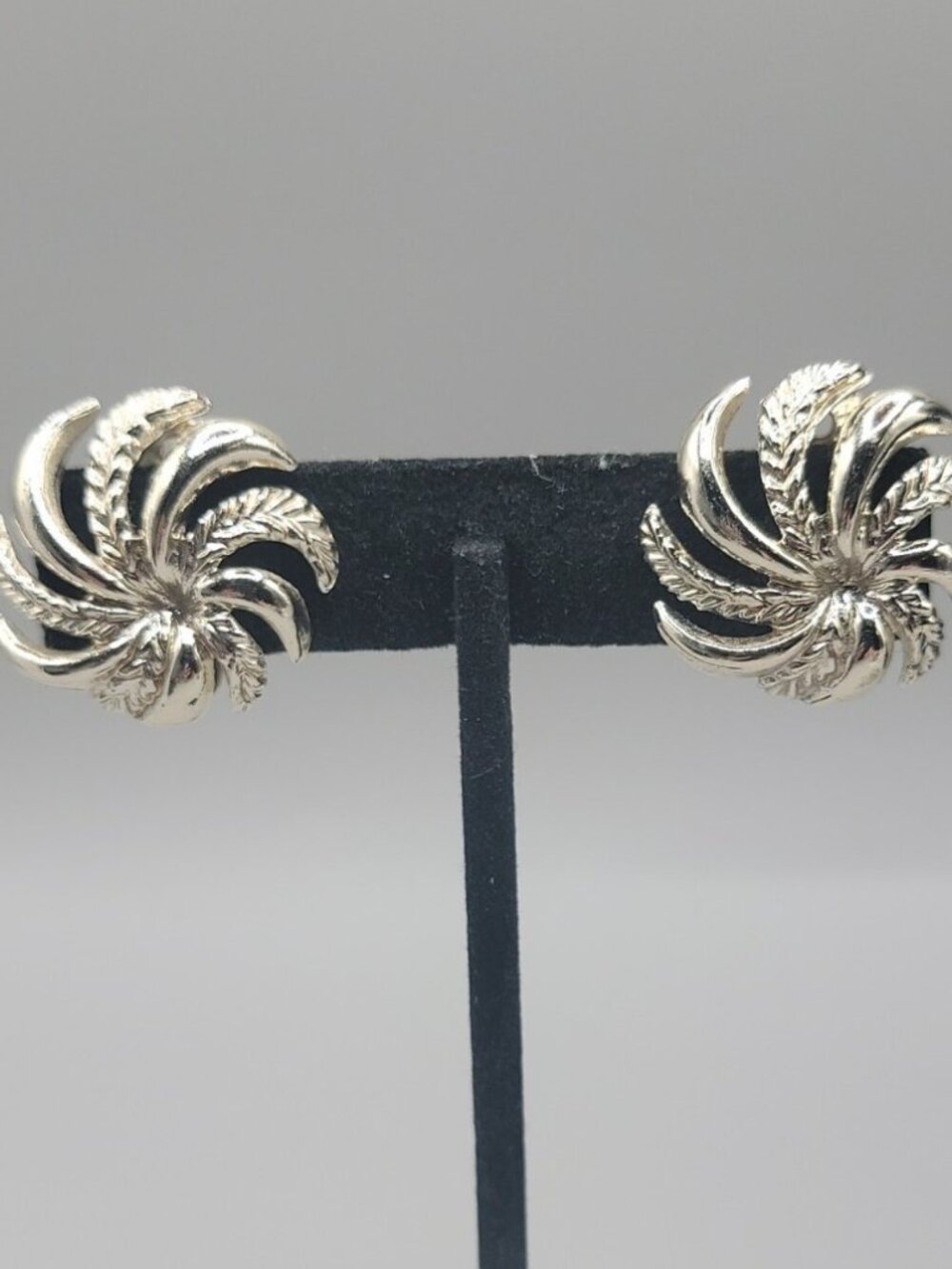 Vintage Lisner Pinwheel Clip On Earrings Textured Feather Silver Tone Pattern
